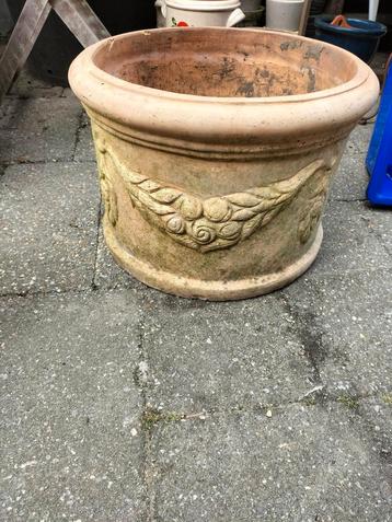 Oude terracotta bloempot bloembak plantenbak beschikbaar voor biedingen