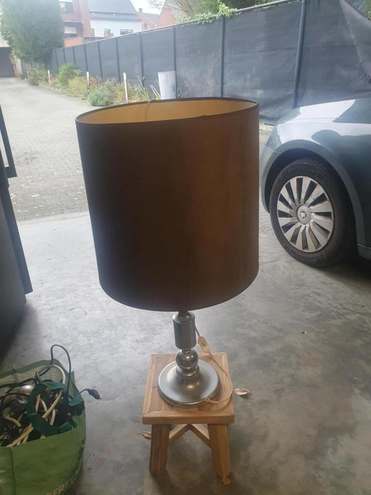 Tafellamp met bruine kap - GRATIS, Huis en Inrichting, Lampen | Tafellampen, Gebruikt, 75 cm of meer, Overige materialen, Ophalen
