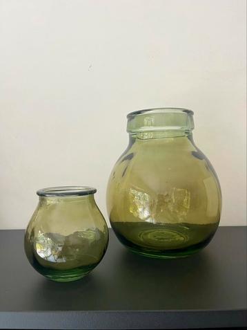 2 groene decoratie vazen  beschikbaar voor biedingen