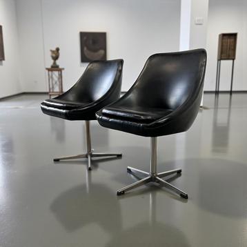 Vintage zwarte kuipstoel / stoel op stervoet  beschikbaar voor biedingen