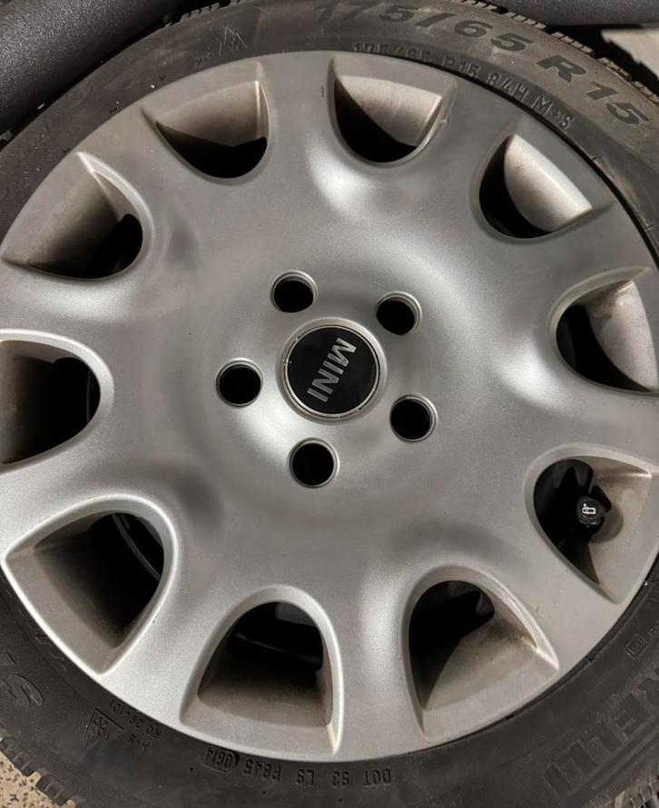 4 pneu hiver , deuw feux l’arriere etc, Autos : Pièces & Accessoires, Pneus & Jantes, Jante(s), 15 pouces, Enlèvement