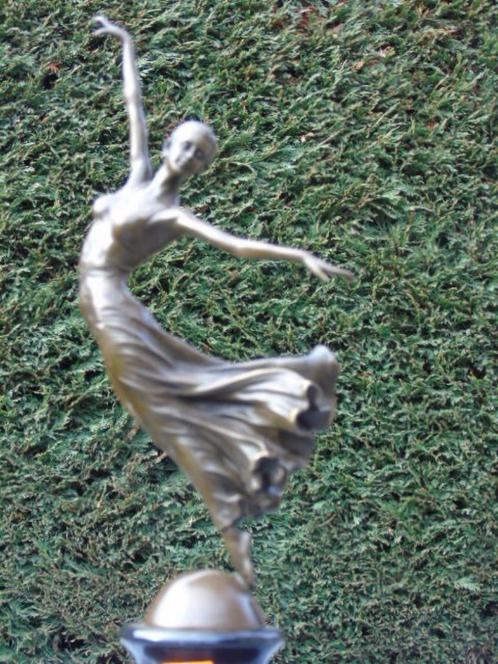 Standbeeld van een danser op een halve marmeren bal gesignee, Antiek en Kunst, Curiosa en Brocante, Ophalen