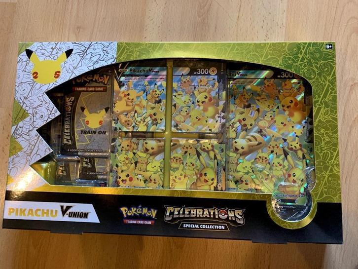 Pokémon TCG: Celebrations Special Collection Box Pikachu V-U, Hobby en Vrije tijd, Verzamelkaartspellen | Pokémon, Nieuw, Boosterbox
