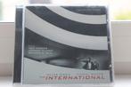 CD SOUNDTRACK THE INTERNATIONAAL / VERZORGD BIBLIOTHEEK-EXEM, Ophalen of Verzenden