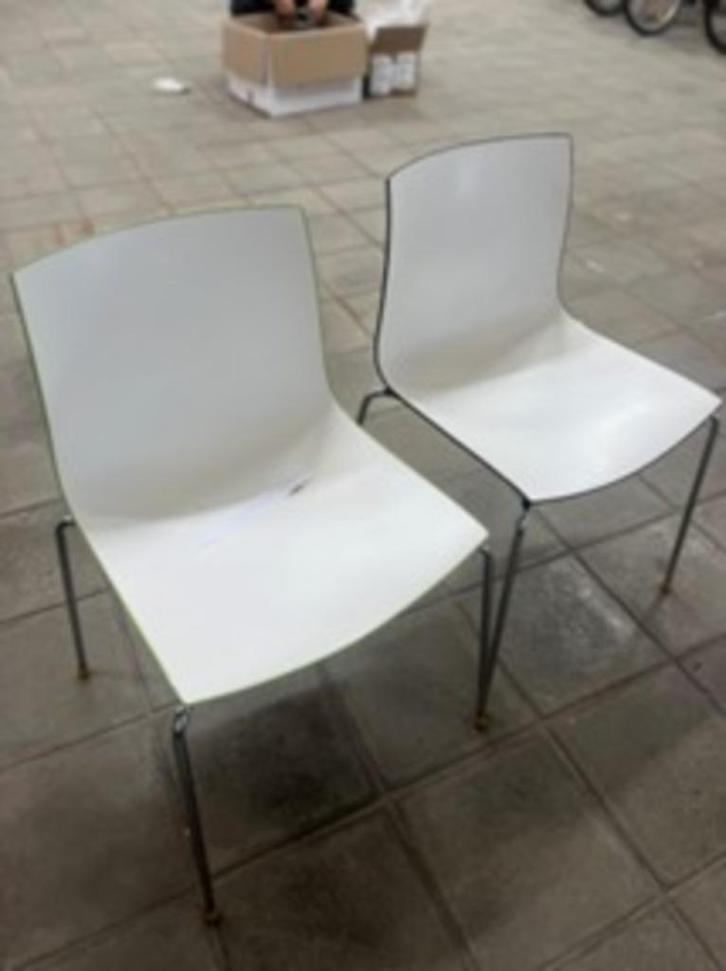 Arper Catifa Chairs, Huis en Inrichting, Stoelen, Zo goed als nieuw, Vijf, Zes of meer stoelen, Kunststof, Metaal, Wit, Ophalen