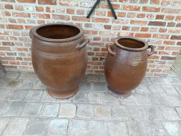 Oude bloempotten, bruin, pekelpotten beschikbaar voor biedingen