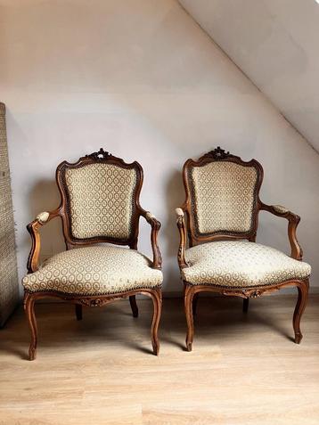 Twee antieke rococo-fauteuils in Lodewijk XV-stijl beschikbaar voor biedingen