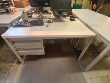 bureau metalen frame