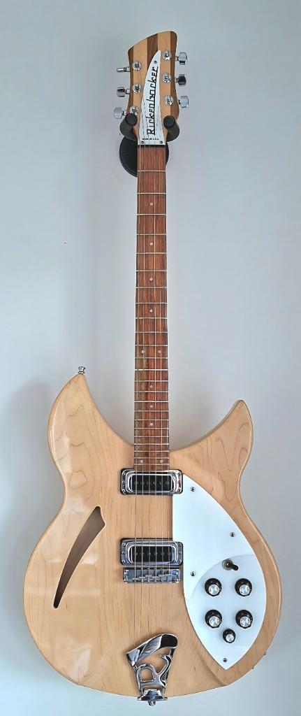 Rickenbacker 330 mapleglo, Muziek en Instrumenten, Snaarinstrumenten | Gitaren | Elektrisch, Zo goed als nieuw, Semi-solid body