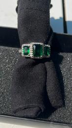 Trilogy green stone ring, Bijoux, Sacs & Beauté, Bagues, Plus petit que 17, Comme neuf, Avec cristal, Vert