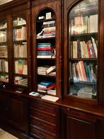Grote notenhouten bibliotheekkast met glazen deuren, Ophalen, Englisch, Gebruikt, Met deur(en)
