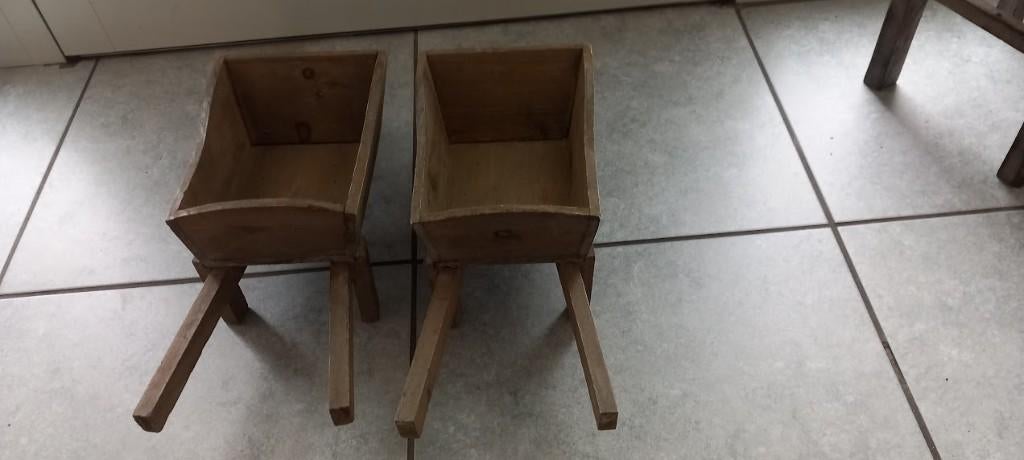2 brouettes en bois Également disponible séparément., Jardin & Terrasse, Bacs à fleurs & Jardinières, Comme neuf, Bois, Intérieur