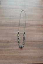 Lange ketting - Sieraden - Zilverkleurig & Zwarte - €2,50, Handtassen en Accessoires, Kettingen, Ophalen, Gebruikt, Zwart