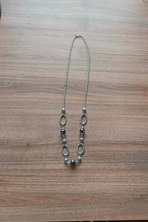 Lange ketting - Sieraden - Zilverkleurig & Zwarte - €2,50, Handtassen en Accessoires, Kettingen, Gebruikt, Zwart, Ophalen