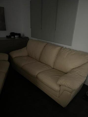 Te koop: Luxe beige lederen zetels beschikbaar voor biedingen