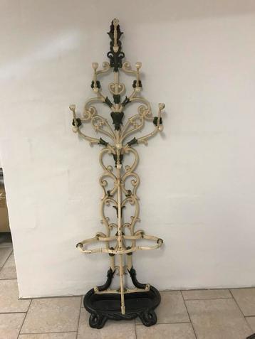 Kapstok met parapluhouder beschikbaar voor biedingen