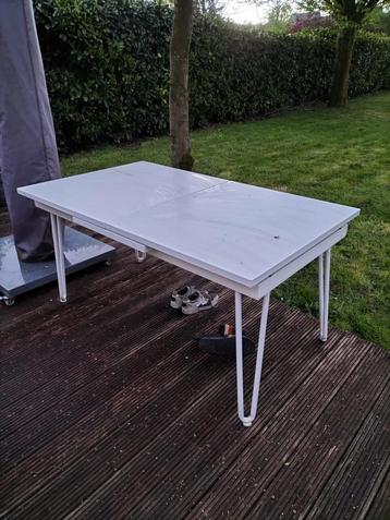 Uitschuifbare metalen terrastafel beschikbaar voor biedingen