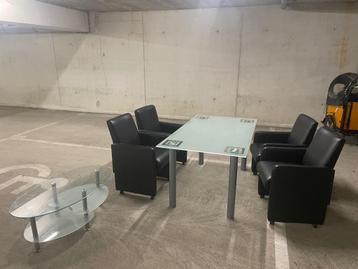 Glazen tafel (+ 4 gratis stoelen) en/of glazen salontafel beschikbaar voor biedingen