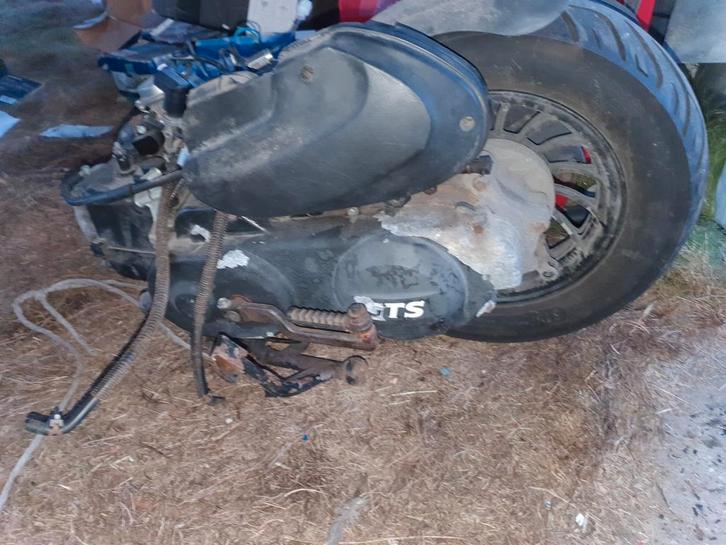 Motorblok 50cc gts euro 4, Fietsen en Brommers, Brommeronderdelen | Scooters, Zo goed als nieuw, Uitlaat, Ophalen