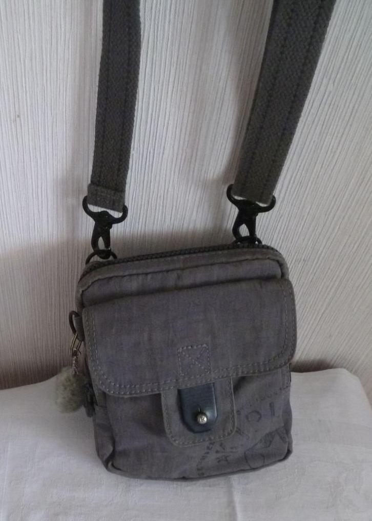 Kipling band. tas man of dame + aap, Handtassen en Accessoires, Tassen | Schoudertassen, Gebruikt, Kipling, Overige kleuren, Leer