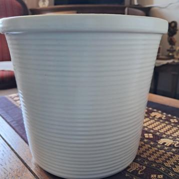 Witte bloempot  beschikbaar voor biedingen