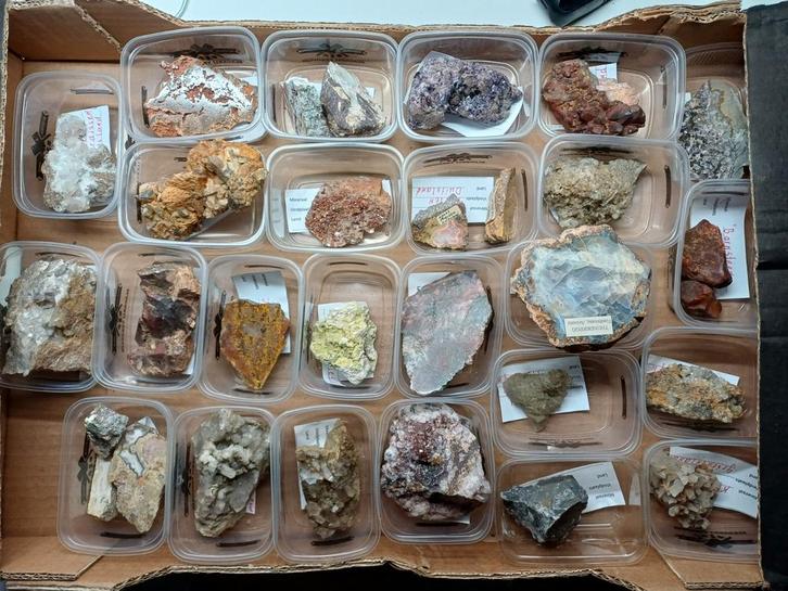 Lot van 25 doosjes met mineralen (deel 2), Verzamelen, Mineralen en Fossielen, Mineraal, Ophalen of Verzenden