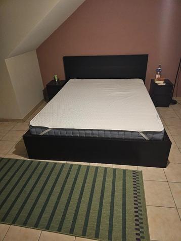 Lit, matelas, 2 tables de nuit disponible aux enchères