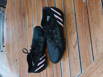 Adidas voetbalschoenen m44 beschikbaar voor biedingen