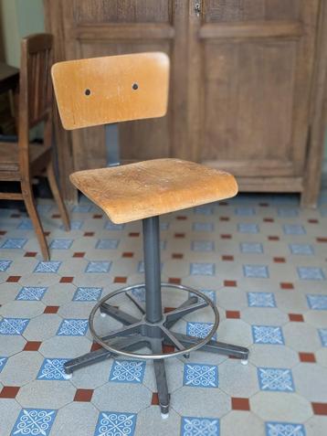 ancienne chaise de labo/d'atelier  beschikbaar voor biedingen