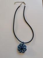 Ketting bloem blauw, Handtassen en Accessoires, Kettingen, Met hanger, Kunststof, Blauw, Ophalen of Verzenden