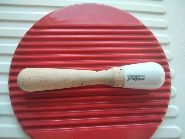 Oude houten en keramische stamper „België” /13,5 cm., Antiek en Kunst, Antiek | Keukengerei, Ophalen of Verzenden