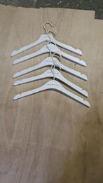 25 witte kleerhangers  15 euro, Vêtements | Femmes, Cintres, Enlèvement ou Envoi, Comme neuf, Bois, Adultes