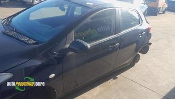 Portier 4Deurs links-voor van een Mazda 2. (DEE) beschikbaar voor biedingen