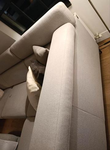 Beige hoeksalon met club zetel en poeg beschikbaar voor biedingen