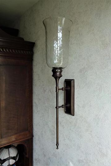 Bronzen windlicht met geslepen glas. Hoog 73 cm. Wandmontage beschikbaar voor biedingen