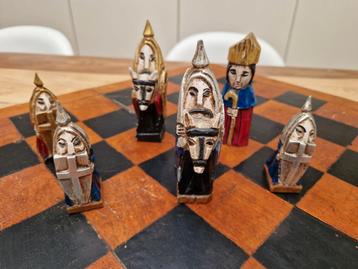 Handgesneden en beschilderd houten schaakspel