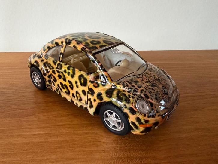 Kinsmart Volkswagen New Beetle autootje, Luipaard, 1:32, Collections, Marques automobiles, Motos & Formules 1, Comme neuf, Voitures