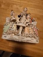 Antiek porseleinen beeldje - 2 vrouwen+1 man aan speeltafel., Antiek en Kunst, Ophalen of Verzenden