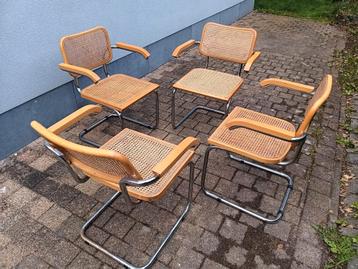 4 belles chaises et accoudoirs en rotin 