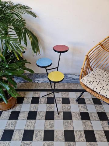 Vintage sixties bijzettafeltje | plantenmeubel | tafeltje  beschikbaar voor biedingen