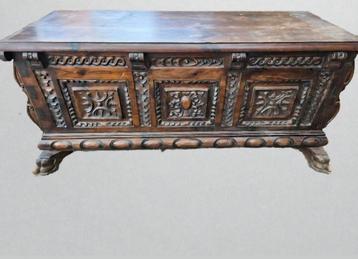 Antieke Houten Kist – Handgesneden – Massief hout beschikbaar voor biedingen
