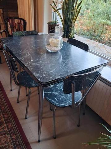 Vintage tafel en stoelen in formica beschikbaar voor biedingen