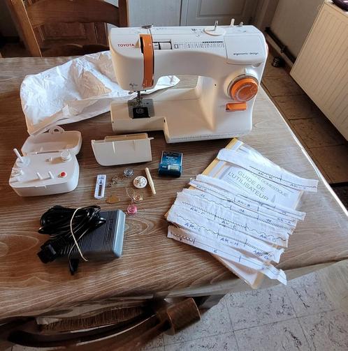 Machine à coudre toyota eco 26B, Hobby en Vrije tijd, Naaimachines en Toebehoren, Zo goed als nieuw, Accessoires, Ophalen