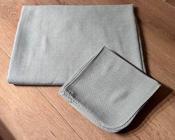 Ovaal tafelkleed met servetten beschikbaar voor biedingen