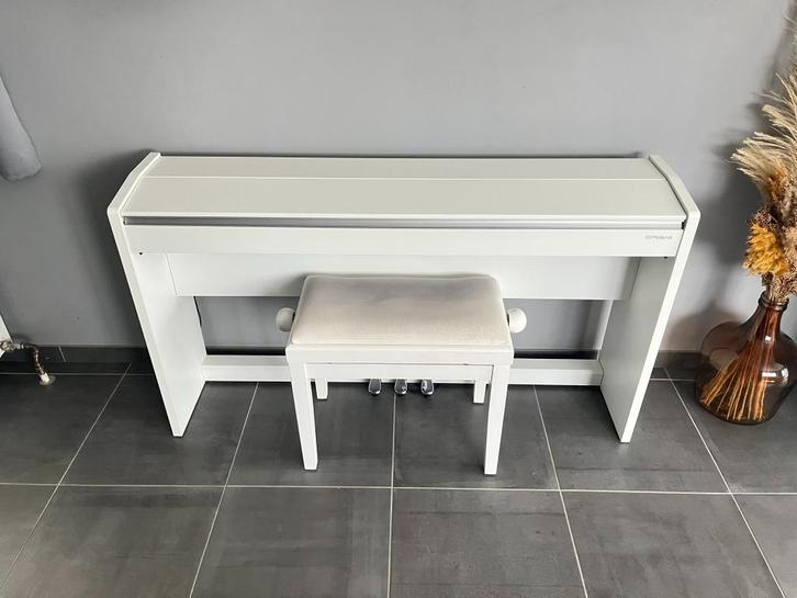 Piano numérique Roland F-140R + tabouret, Muziek en Instrumenten, Piano's, Zo goed als nieuw, Piano, Wit, Digitaal, Ophalen