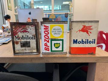 Oude garage olie blikken BP & Mobiloil beschikbaar voor biedingen