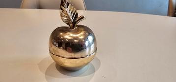 Avon parfum dans son récipient en forme de pomme beschikbaar voor biedingen