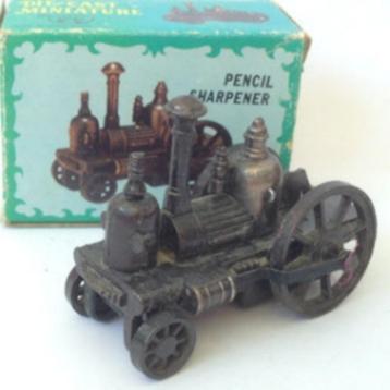 Taille crayon ancien tracteur disponible aux enchères