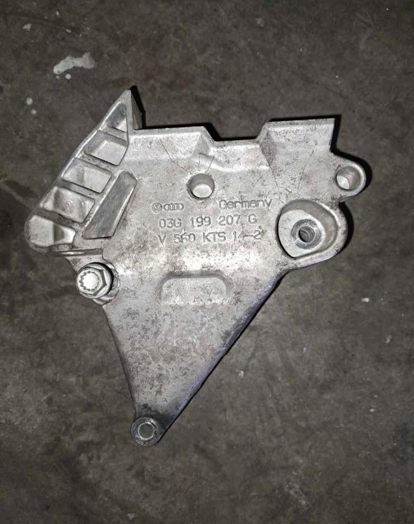 Support moteur cote distri golf 5 tdi 105, Autos : Pièces & Accessoires, Moteurs & Accessoires, Enlèvement