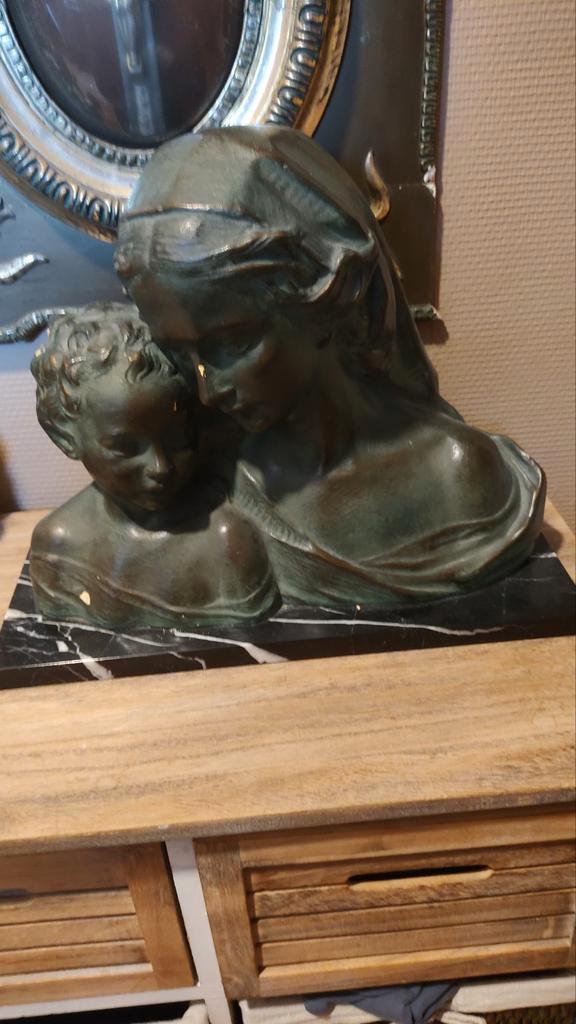 Heel mooi beeld GUELFI Moeder en kind op marmeren voet, Antiek en Kunst, Antiek | Religieuze voorwerpen, Ophalen